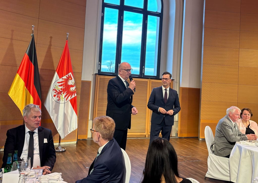 Einmal im Jahr bedankt sich Brandenburgs Ministerpräsident Dietmar Woidke (SPD) bei ehrenamtlichen Helfern.