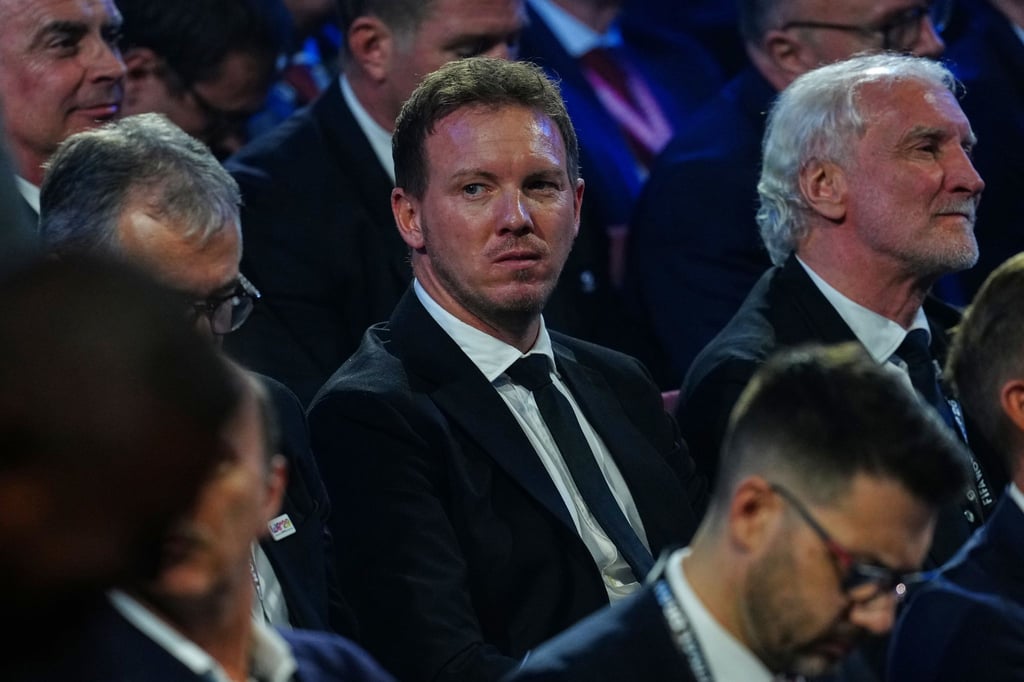 Julian Nagelsmann verfolgt die WM-Auslosung.