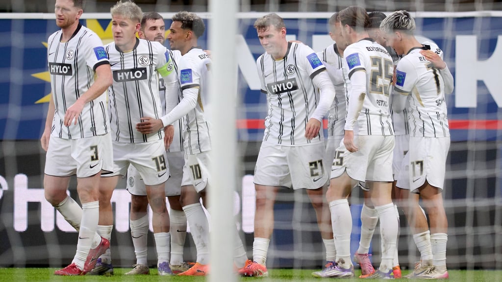 Durften in Paderborn jubeln: Die Profis der SV Elversberg.