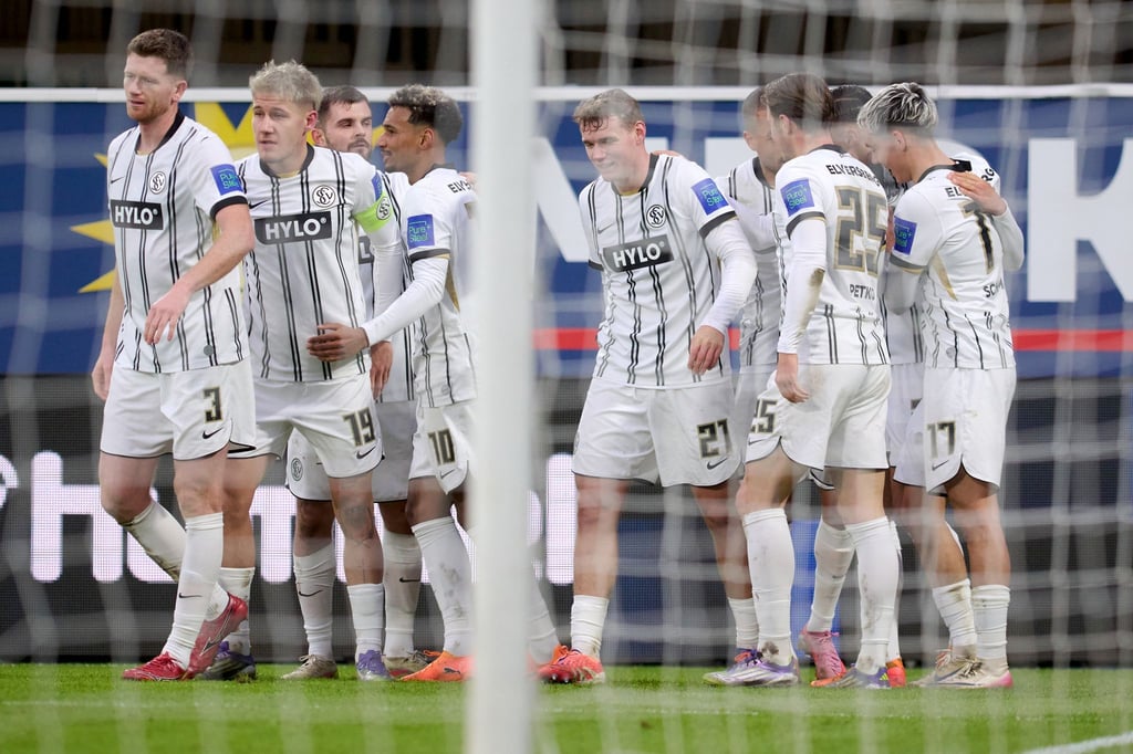 Durften in Paderborn jubeln: Die Profis der SV Elversberg.