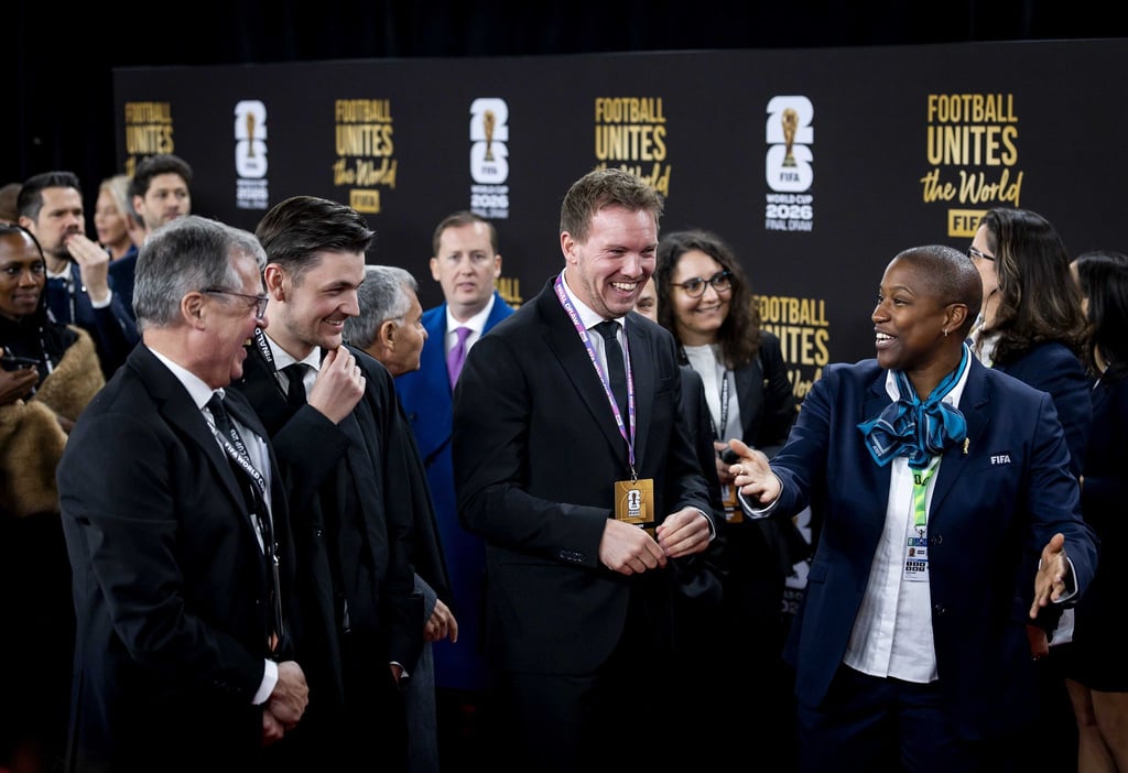 Julian Nagelsmann läuft über den Roten Teppich bei der WM-Auslosung.