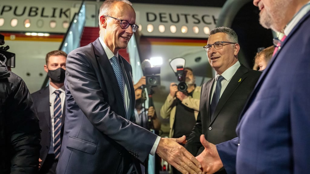 Der Kanzler ist zu seinem Antrittsbesuch in Israel eingetroffen.