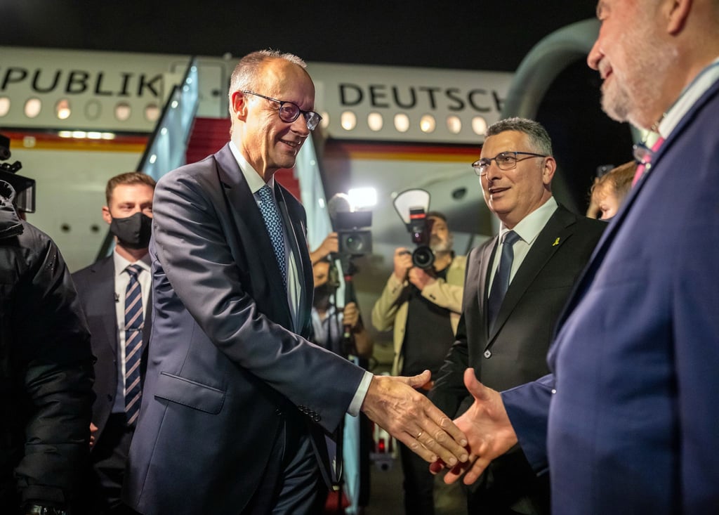 Der Kanzler ist zu seinem Antrittsbesuch in Israel eingetroffen.