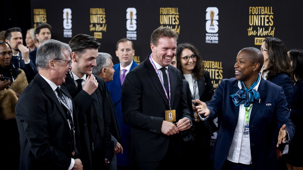 Julian Nagelsmann läuft über den Roten Teppich bei der WM-Auslosung.