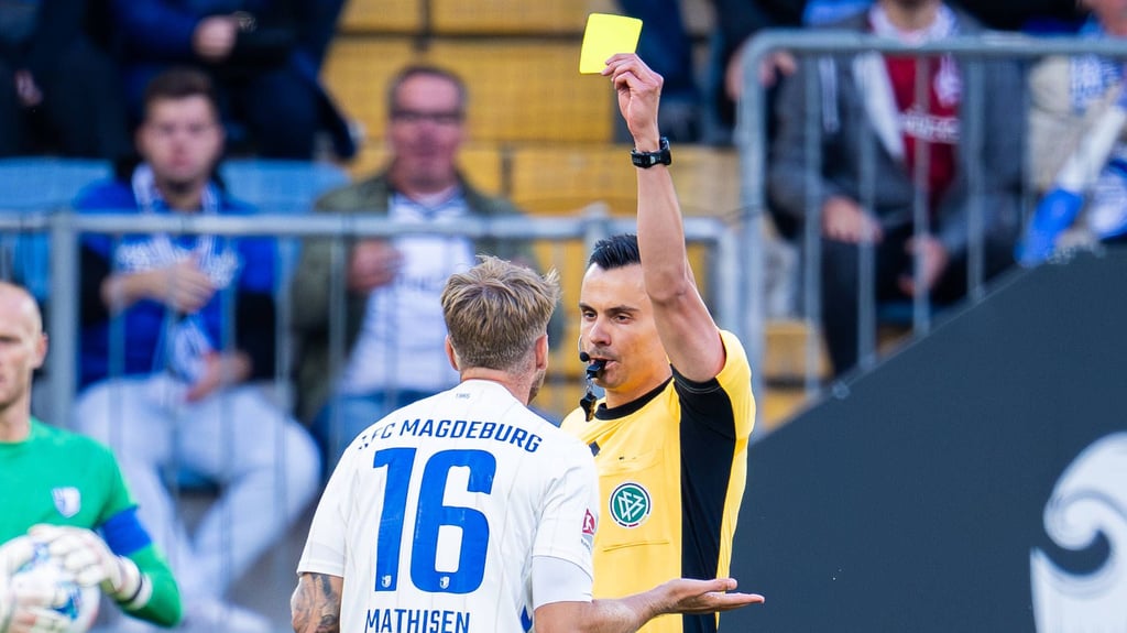 Am 12. September 2025 setzte es Gelb für Marcus Mathisen: Beim Spiel des 1. FC Magdeburg gegen Arminia Bielefeld leitete Konrad Oldhafer das Spiel.