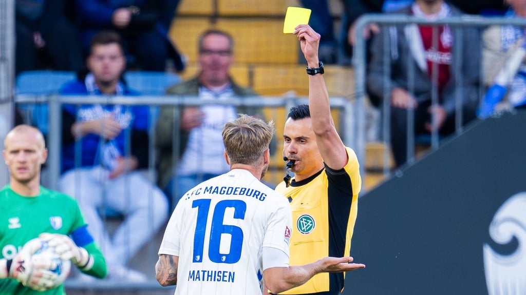 Am 12. September 2025 setzte es Gelb für Marcus Mathisen: Beim Spiel des 1. FC Magdeburg gegen Arminia Bielefeld leitete Konrad Oldhafer das Spiel.