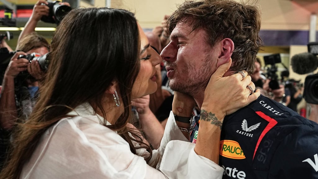 Die Belohnung für die Pole Position bekommt Max Verstappen von Freundin Kelly Piquet.