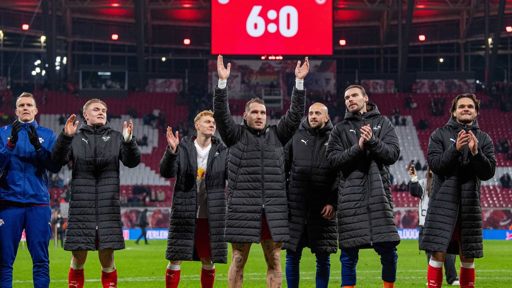 Die Spieler von RB Leipzig feiern den Kantersieg gegen Frankfurt vor der Fankurve.