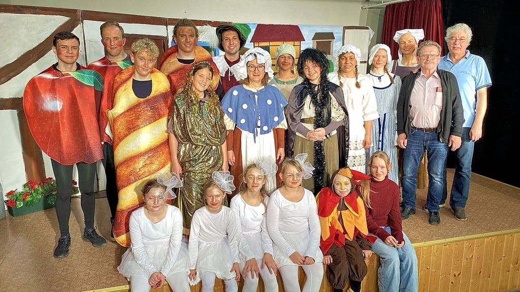 Alle Darsteller nach der Märchenpremiere mit Regisseur Frank Zelmanski (r.). 