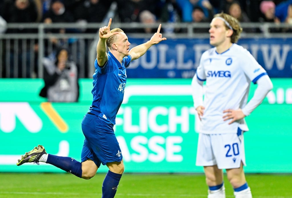 Darmstadts Isac Lidberg jubelt über sein Tor zum zwischenzeitlichen 2:1 gegen Karlsruhe.