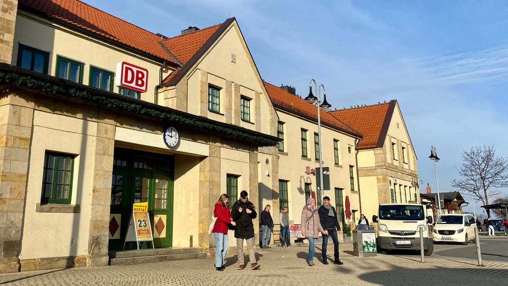 Tagsüber mutet der Wernigeröder Hauptbahnhof beinahe idyllisch an. Doch abends und nachts, kritisieren Anwohner, werde er zu einem sozialen Brennpunkt.