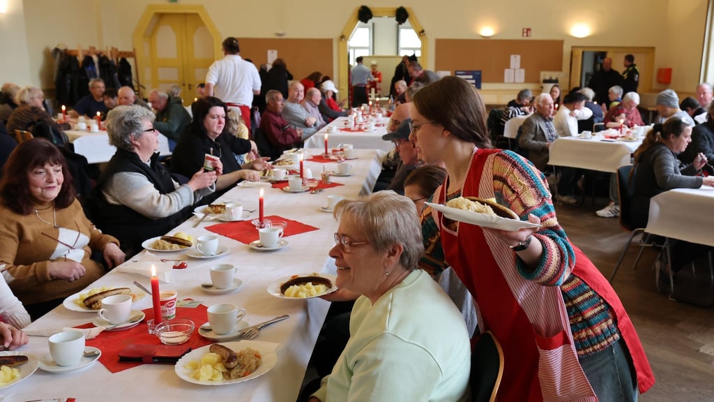 Bedürftige erhalten im „Restaurant des Herzens“ in der Advents- und Winterzeit eine warme Mahlzeit.