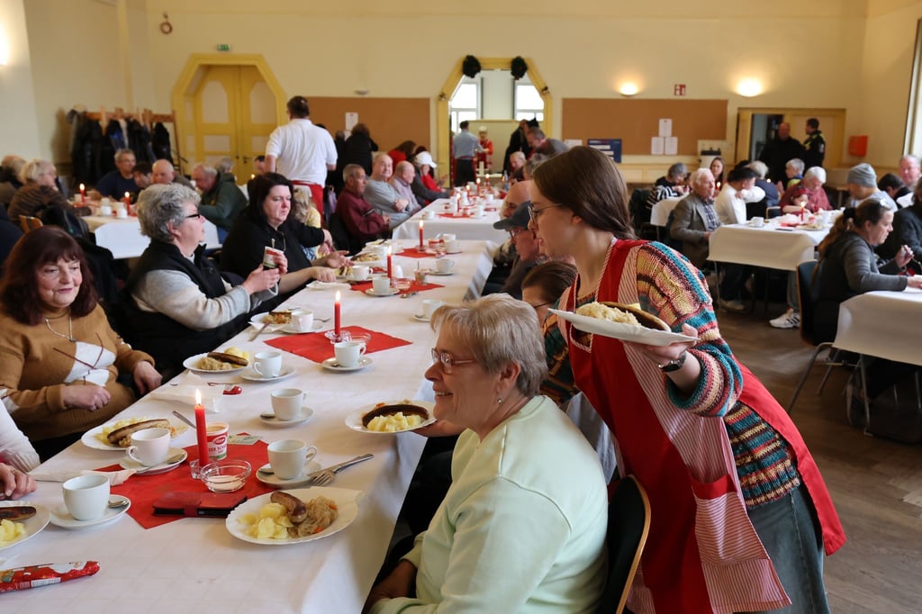 Bedürftige erhalten im „Restaurant des Herzens“ in der Advents- und Winterzeit eine warme Mahlzeit.