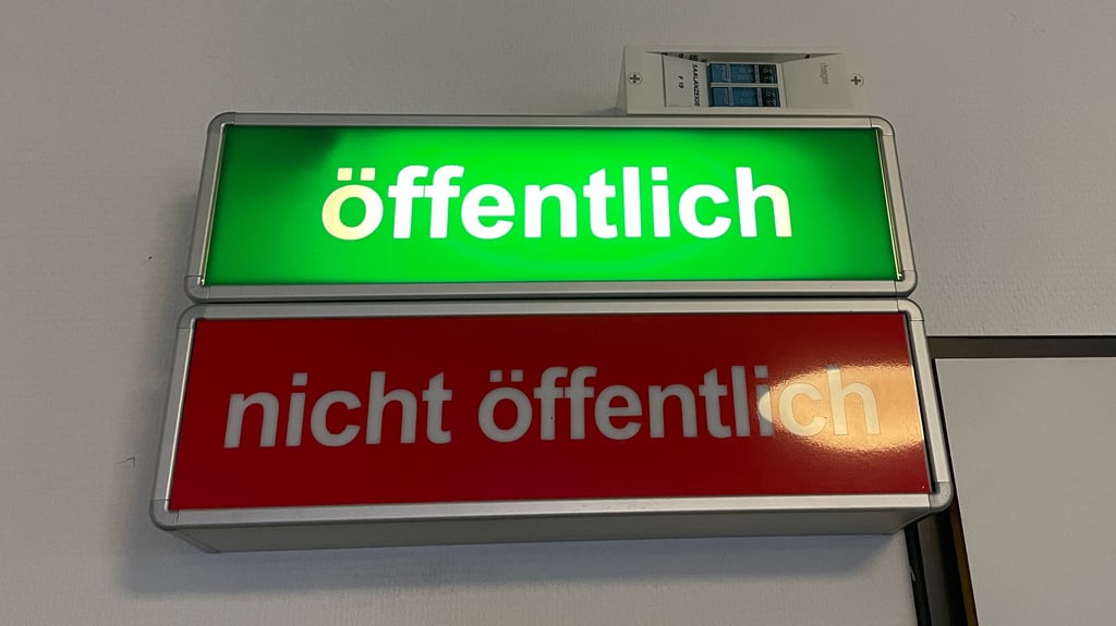 In öffentlicher Verhandlung musste sich vor dem Amtsgericht Zerbst ein 49-Jähriger wegen Fahrens ohne Fahrerlaubnis, Beleidigung und Sachbeschädigung verantworten.