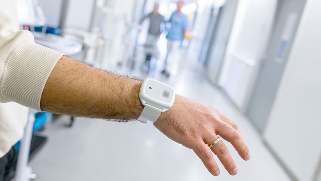 Armbänder wie dieses mit einem Transponder sollen helfen, die Verbreitung multiresistenter Erreger einzudämmen.