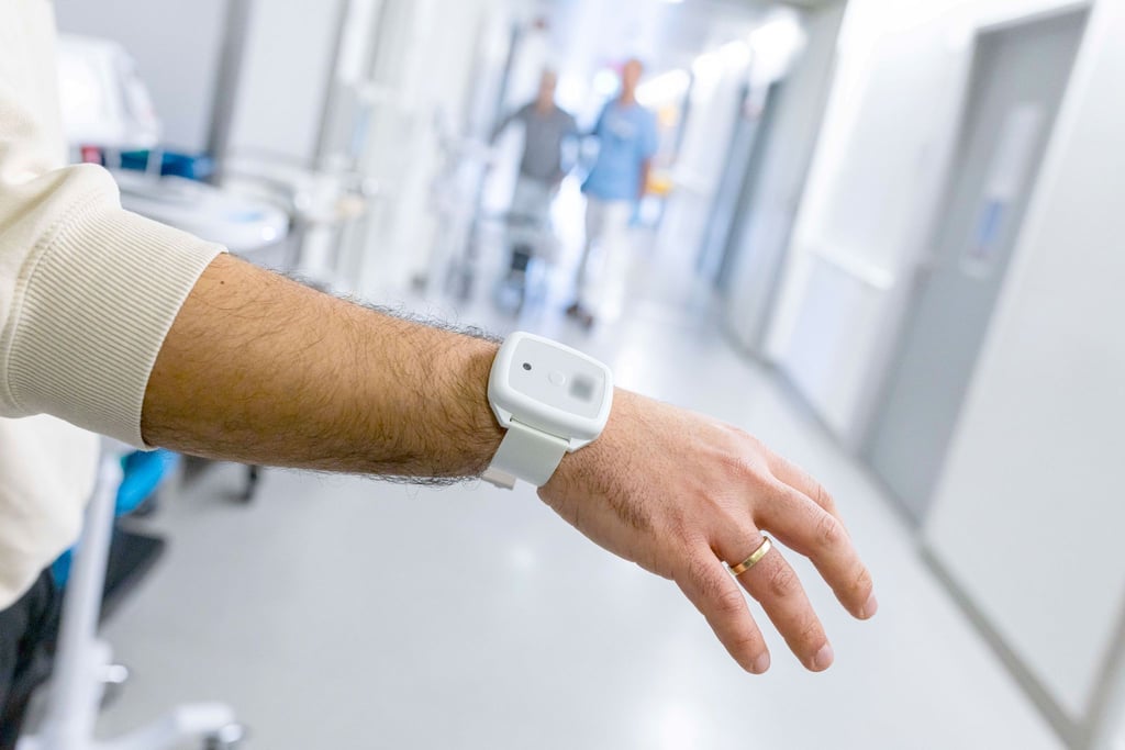 Armbänder wie dieses mit einem Transponder sollen helfen, die Verbreitung multiresistenter Erreger einzudämmen.