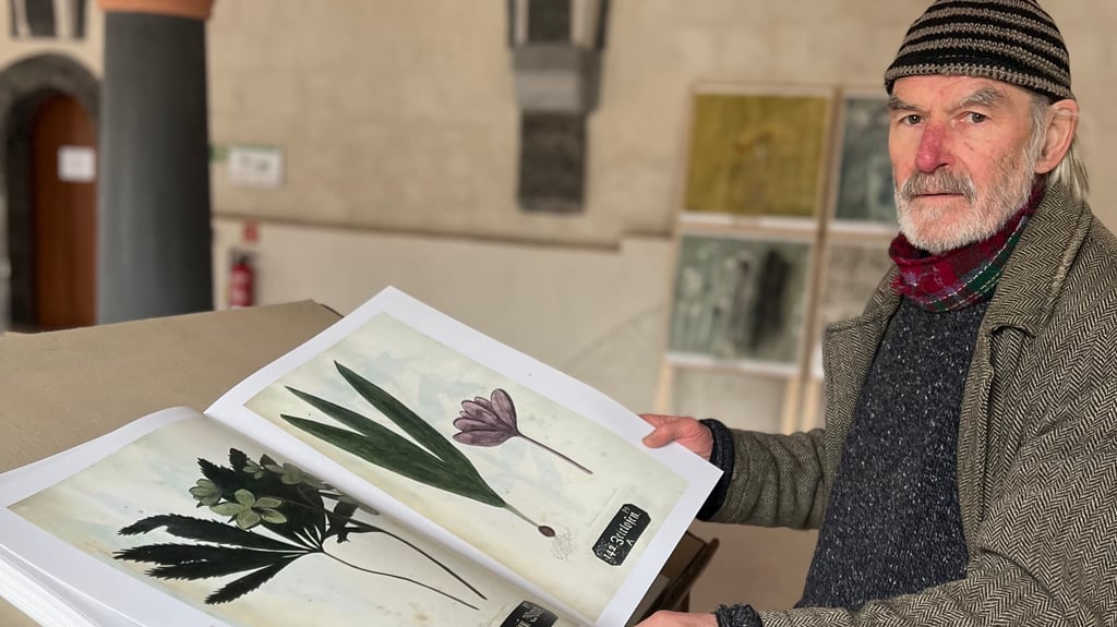 Olaf Wegewitz an dem Herbar, das in der neuen Ausstellung auf der Huysburg zu sehen ist.