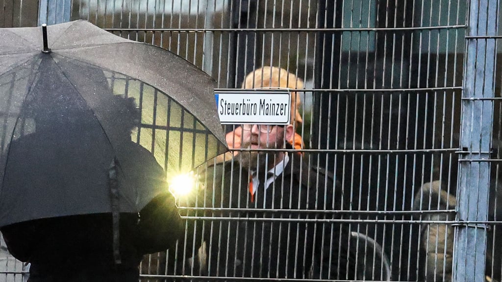 Moderator Thomas Gottschalk (hinten M, orangefarbene Jacke) kommt vor der RTL-Show „Denn sie wissen nicht, was passiert“ am Studio an.