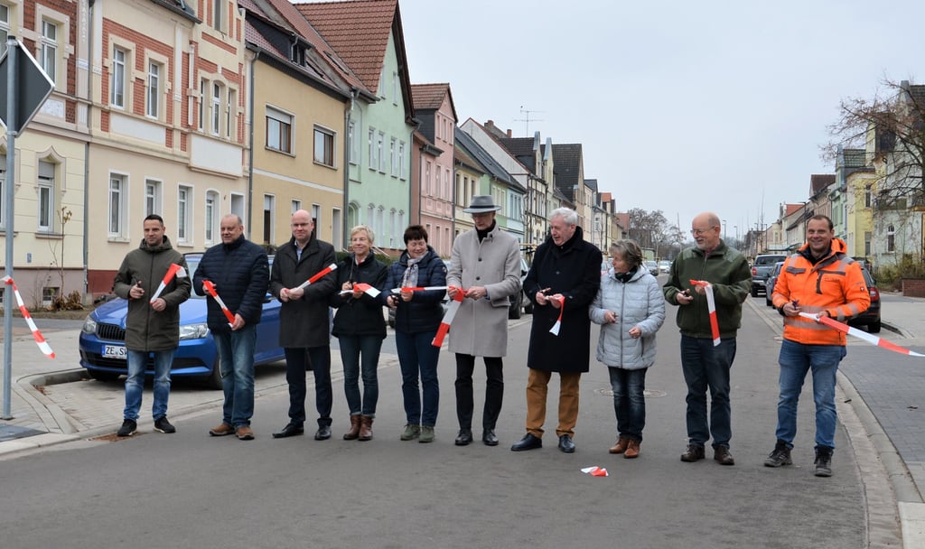 Nach umfassender Sanierung erfolgte jetzt mit dem obligatorischen Banddurchschnitt die offizielle Freigabe der Zerbster Friedensallee.