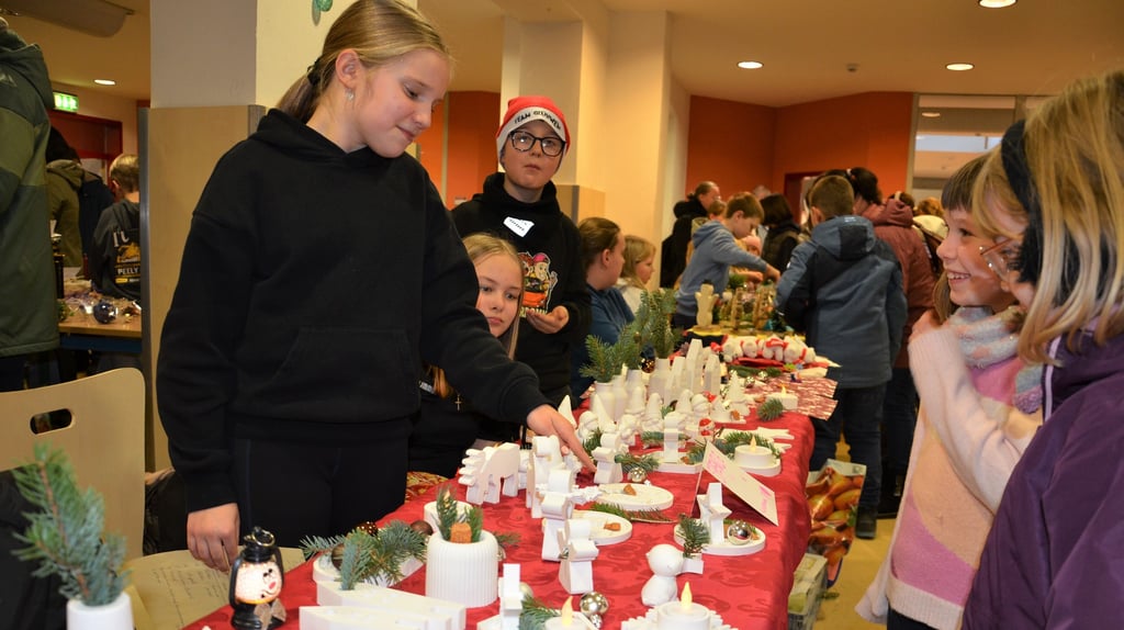 Gegossene Figuren wie Engel oder Wichtel waren an diesem Stand erhältlich.