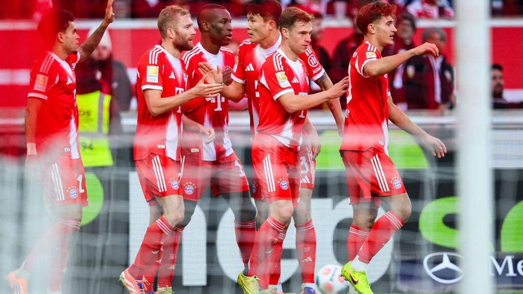 Traf sehenswert zur Münchner 1:0-Führung: Konrad Laimer (2.v.l.).