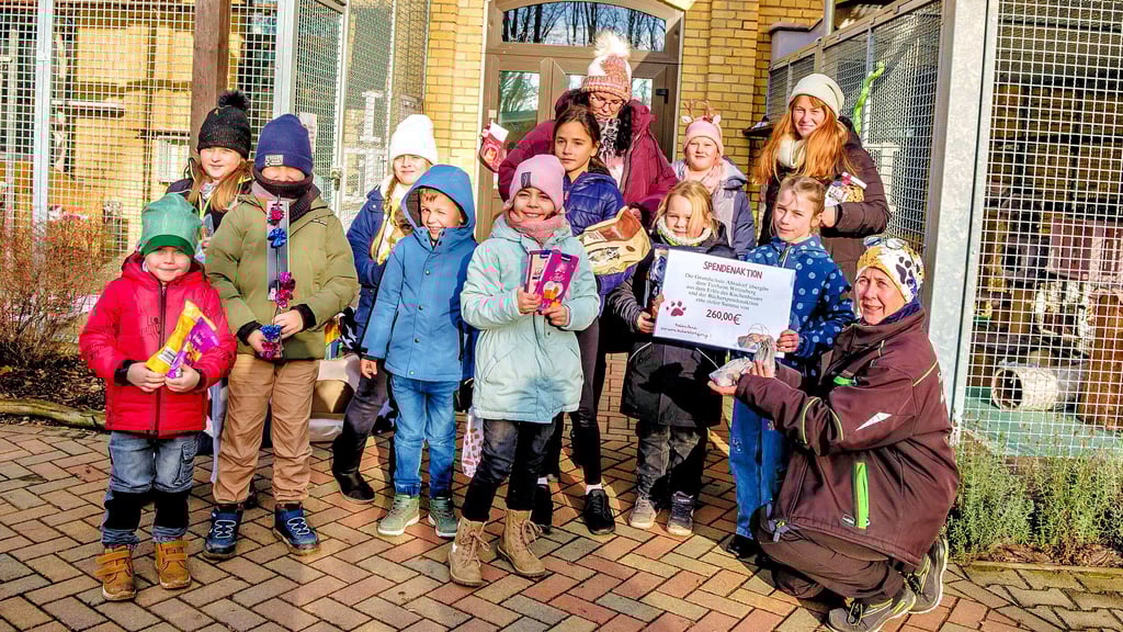  Die Kinder der Grundschule Abtsdorf übergeben eine Spende für die Tiere im Tierheim Wittenberg.  