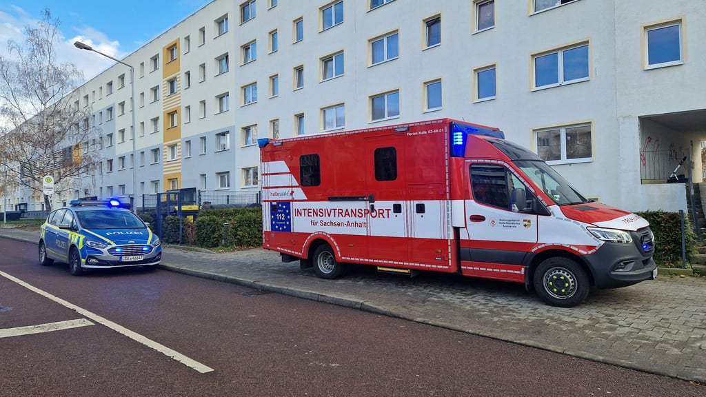 Rettungskräfte und Polizei im Braunschweiger Bogen in Halle-Neustadt im Einsatz.