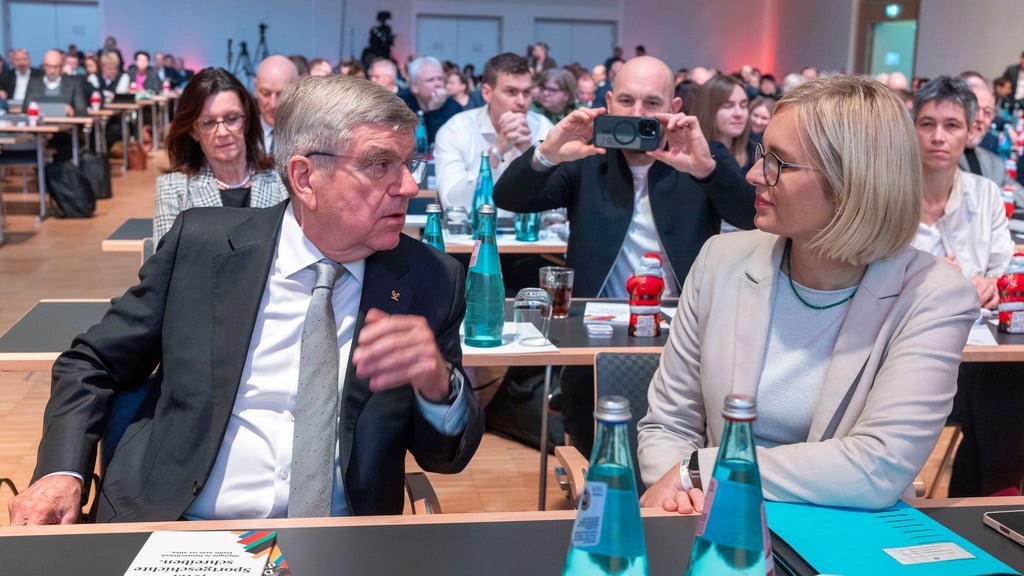 Sport-Staatsministerin Christiane Schenderlein (CDU, r) hat angekündigt, dass man sich bei der Vergabe von Fördermitteln an die Sportverbände neu aufstellen wird.