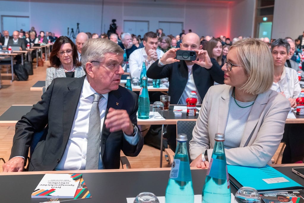 Sport-Staatsministerin Christiane Schenderlein (CDU, r) hat angekündigt, dass man sich bei der Vergabe von Fördermitteln an die Sportverbände neu aufstellen wird.
