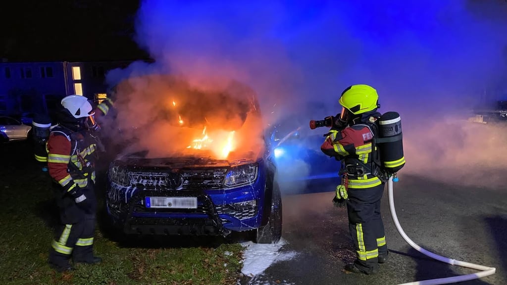 Zu einem Pkw-Brand rückten die Einsatzkräfte der Zerbster Ortsfeuerwehr am Abend des 5. Dezember in die Dessauer Straße aus.
