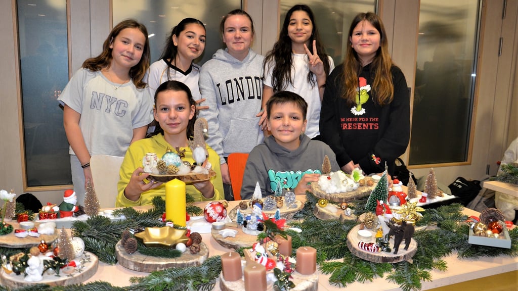 Zu einem echten Weihnachtsmarkt gehört kreatives Handwerk. Die fünften und sechsten Klassen hatten da einiges angefertigt wie diese individuellen Baumscheibendekorationen.