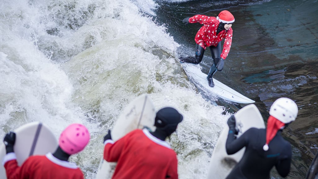 Beim „Santa Surf“ stürzen sich verkleidete Surfer in die eiskalte Leinewelle in Hannover.