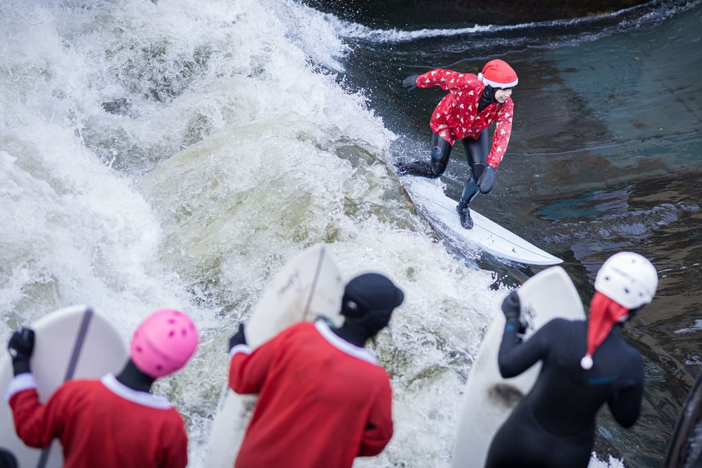 Beim „Santa Surf“ stürzen sich verkleidete Surfer in die eiskalte Leinewelle in Hannover.