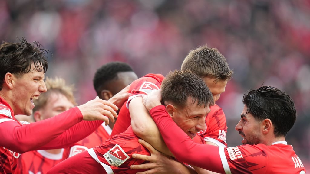 Jubel beim FCK: Mit einem Sieg gegen Dresden halten die Pfälzer Kontakt zur Tabellenspitze.