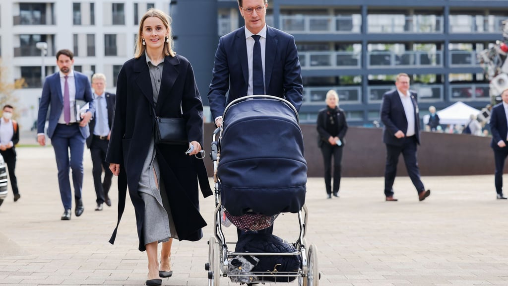 Hendrik Wüst darf bald wieder einen Kinderwagen schieben, seine Ehefrau Katharina erwartet das zweite Kind des Paares. (Archivbild)