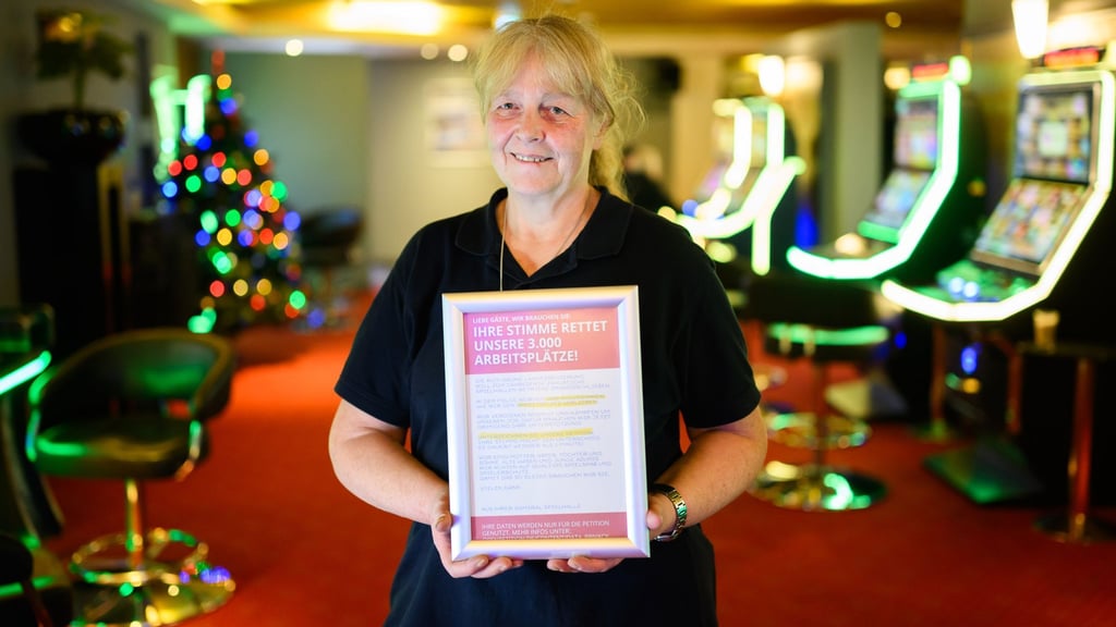 Martina Roos arbeitet seit zwei Jahren in einer Admiral-Spielhalle in Hannover. Eine auslaufende Frist im Spielhallengesetz bereitet ihr Sorgen.