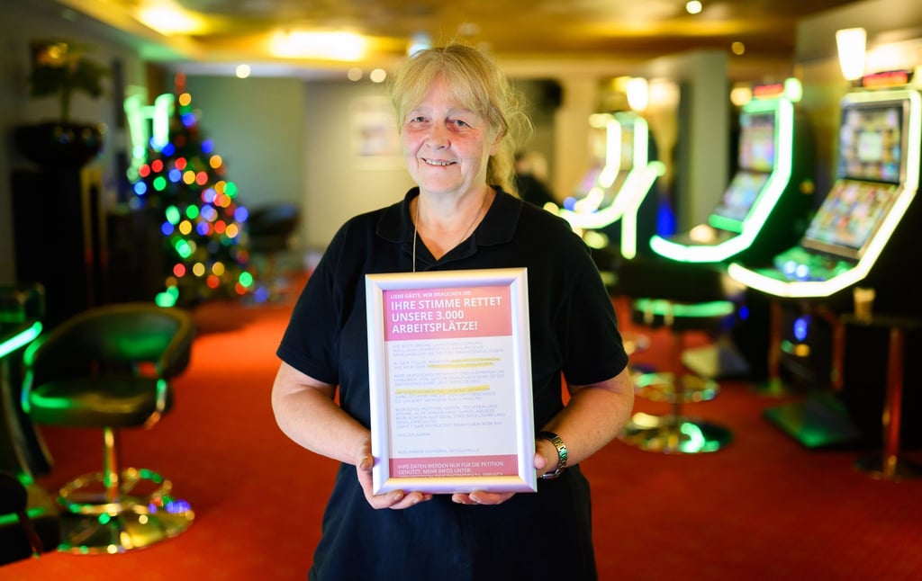 Martina Roos arbeitet seit zwei Jahren in einer Admiral-Spielhalle in Hannover. Eine auslaufende Frist im Spielhallengesetz bereitet ihr Sorgen.
