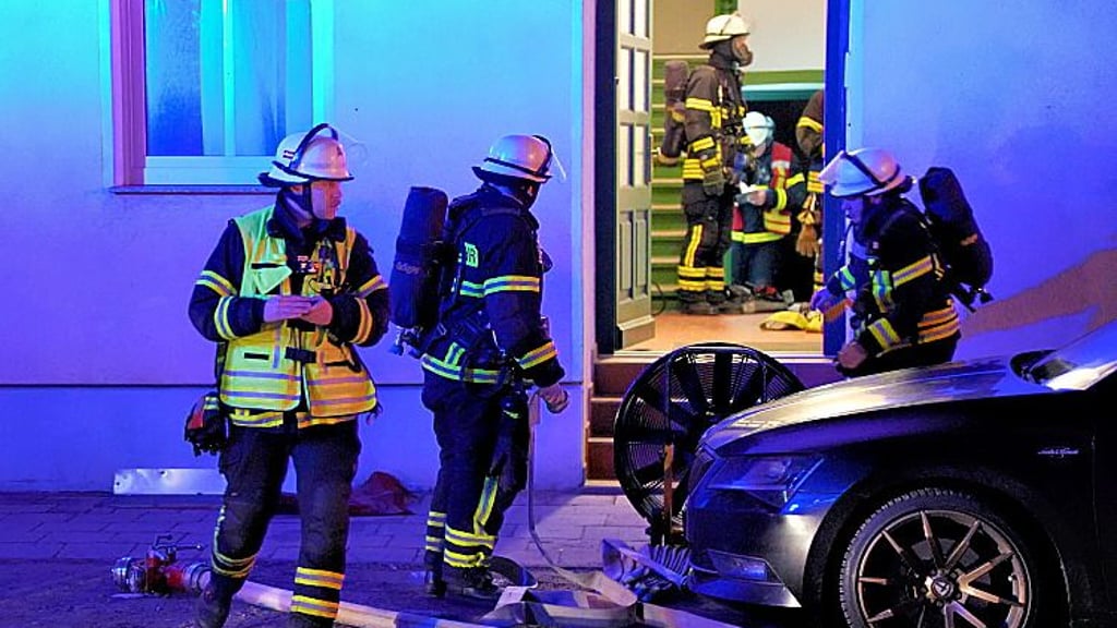 Einsatzleiter Robin Stoppa (links) und seine Kameraden der Freiwilligen Feuerwehr Stendal haben am 6. Dezember, einen Mann aus seiner verrauchten Wohnung in der Johannisstraße in Stendal gerettet.
