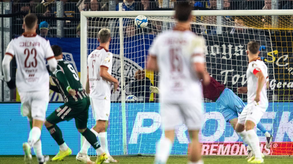 Malek Fakhro besorgte gegen Carl Zeiss Jena mit einem Traumtor die Führung für den Halleschen FC.