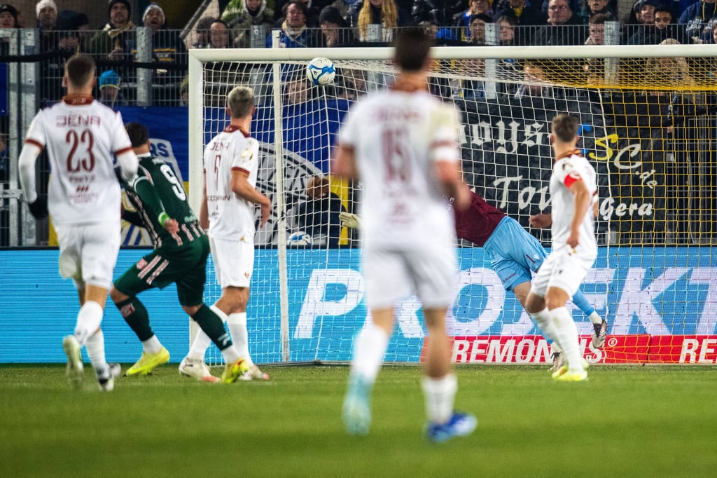 Malek Fakhro besorgte gegen Carl Zeiss Jena mit einem Traumtor die Führung für den Halleschen FC.