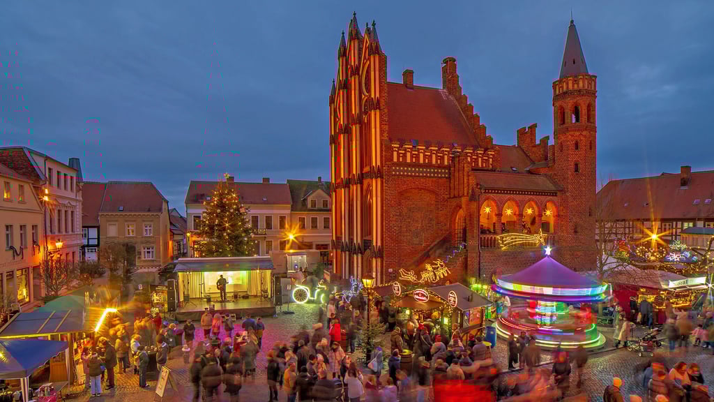 Ein Blick zur blauen Stunde auf das adventliche Treiben zu Füßen des Tangermünder Rathauses. 