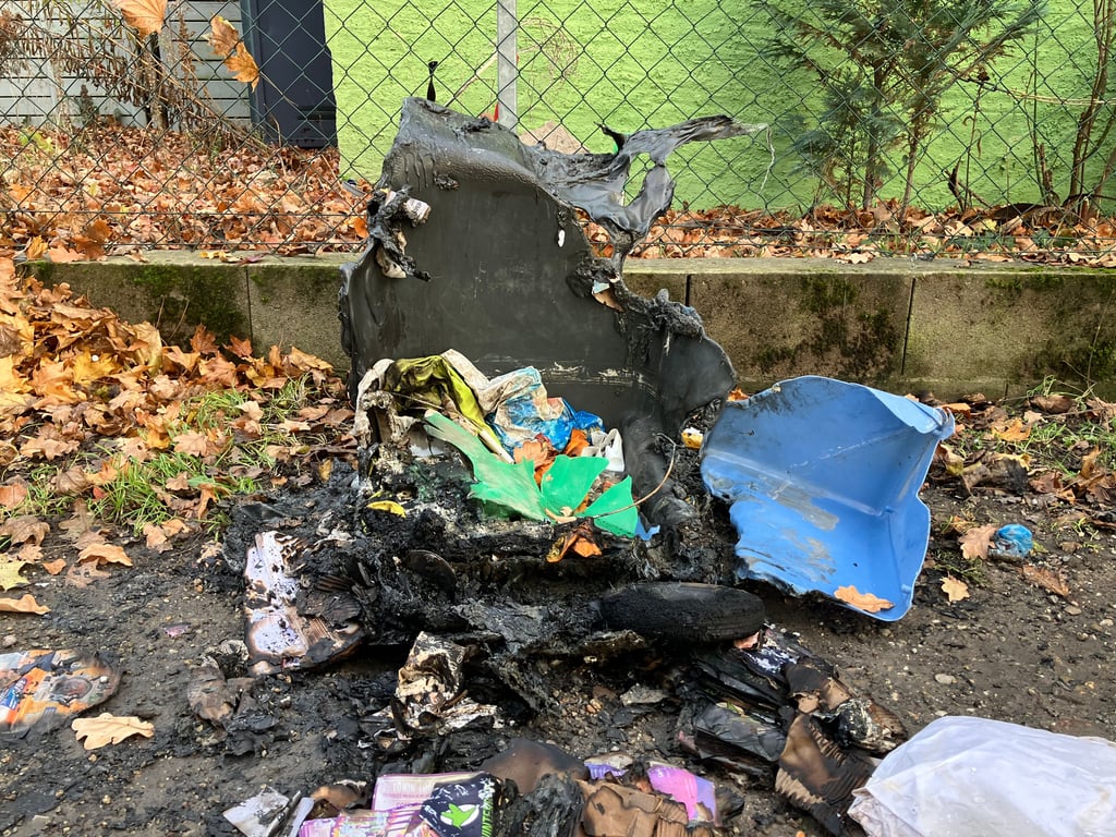 Mülltonnen haben am Wochenende an der Ecke Wielandstraße/Am Mühlberg in Weißenfels gebrannt.