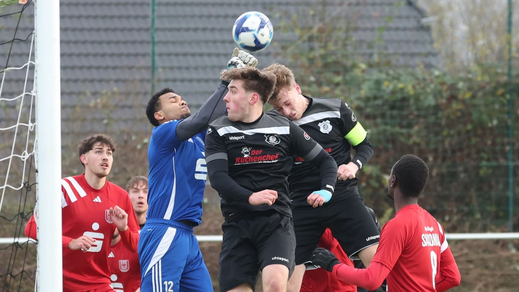 Vincent Nahrstedt (v./mit Jonas Riemann gegen Keeper Jose Radomski) erzielte das 2:0 und seinen neunten Saisontreffer.