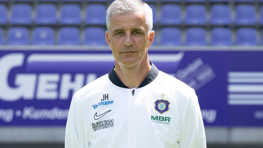Jens Härtel, Cheftrainer des FC Erzgebirge Aue, steht mächtig unter Druck. (Archivbild)