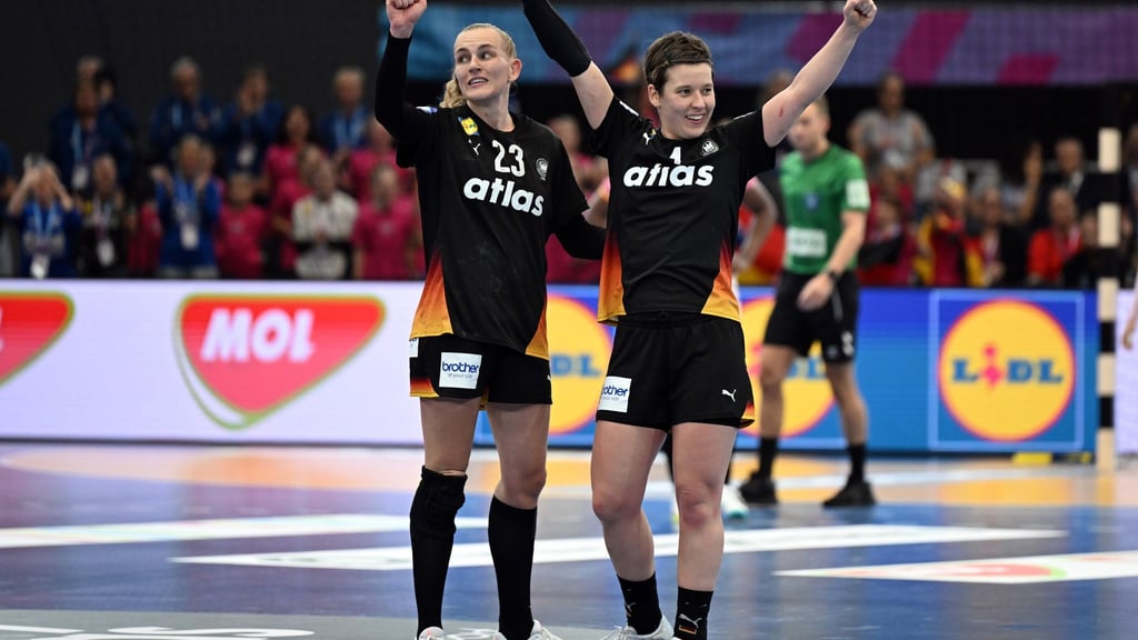 Annika Lott (l) und Alina Grijseels wollen das DHB-Team ins Halbfinale werfen.