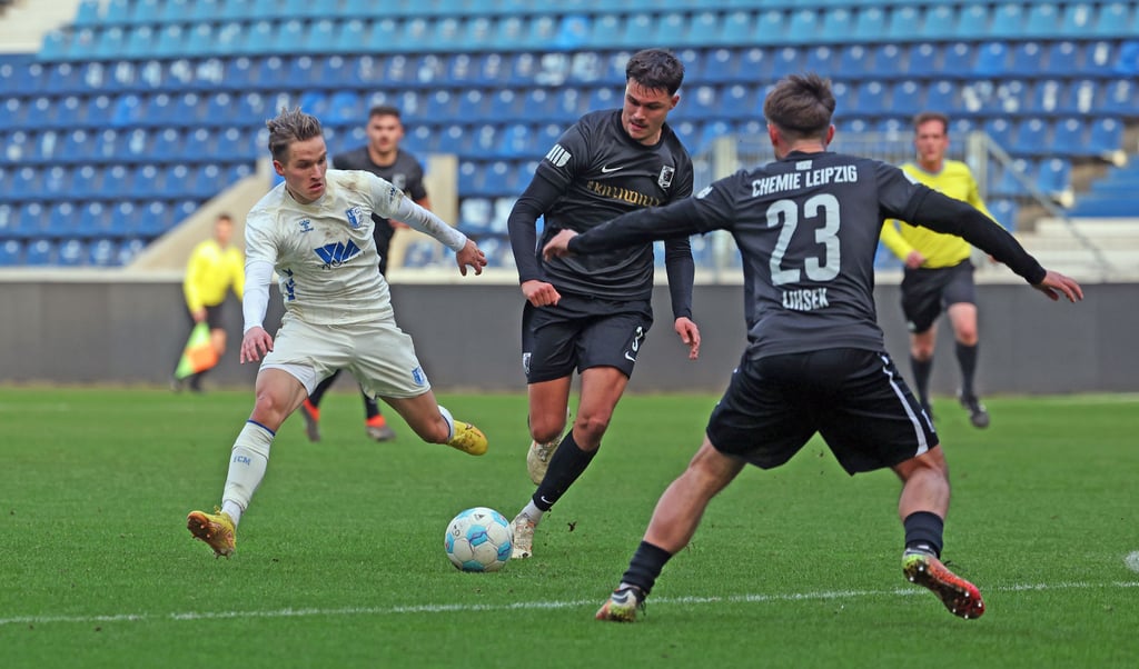 Albert  Millgramm (l./gegen Lorenz Hollenbach und Nils Lihsek) setzte den Schlusspunkt in der Partie gegen Chemie Leipzig.