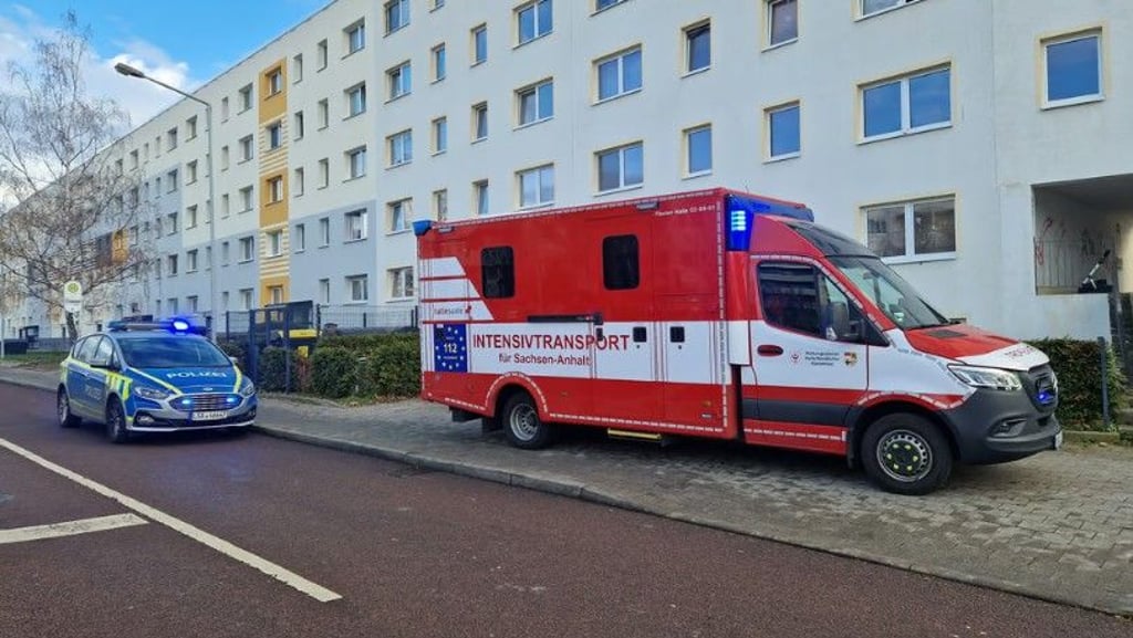 Rettungskräfte und Polizei im Braunschweiger Bogen in Halle-Neustadt im Einsatz.