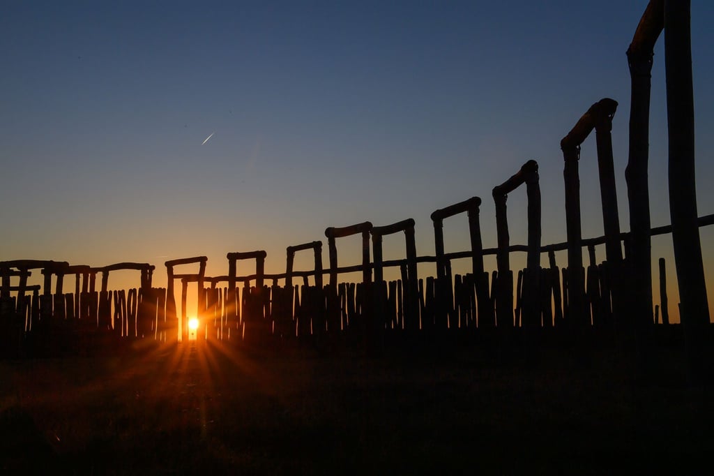 Die Sonne geht hinter den Stelen und Toren vom Ringheiligtum Pömmelte unter. (Archivbild)