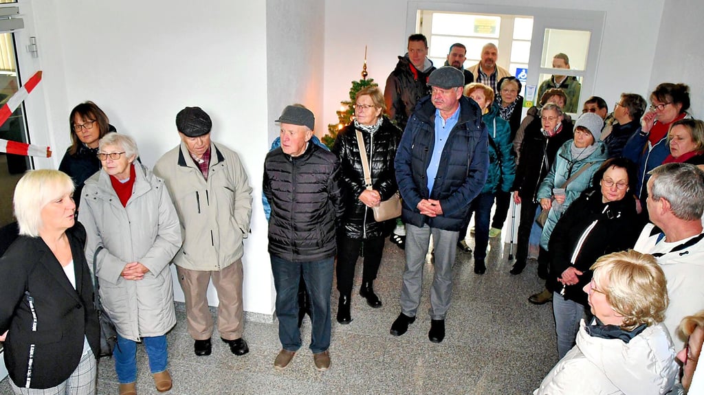 Heidi Köhler, Geschäftsführerin der Salus-Praxis GmbH (links), begrüßte im Eingangsbereich des Jobcenters in Havelberg  viele Interessierte, die sich die neuen Praxisräume im Obergeschoss anschauen wollten. Diese werden in den nächsten Tagen mit Mobiliar und Technik ausgestattet. Auf dem Hof stehen vier Parkplätze zur Verfügung.