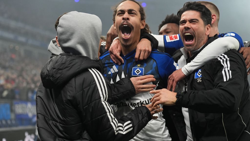 Yussuf Poulsen (M) lässt sich für seinen Siegtreffer feiern.